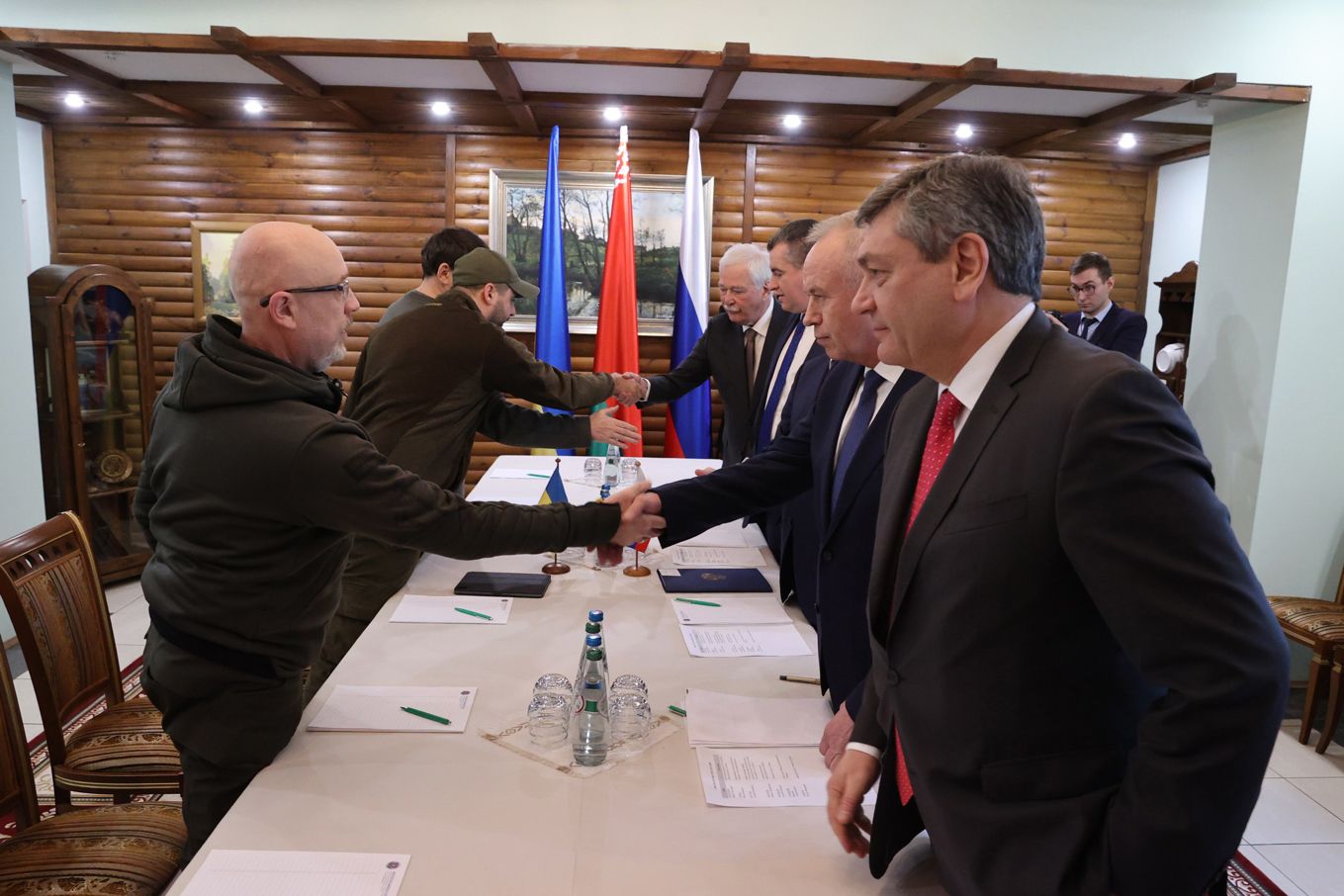 Rusia y Ucrania acuerdan crear corredores humanitarios para evacuar civiles