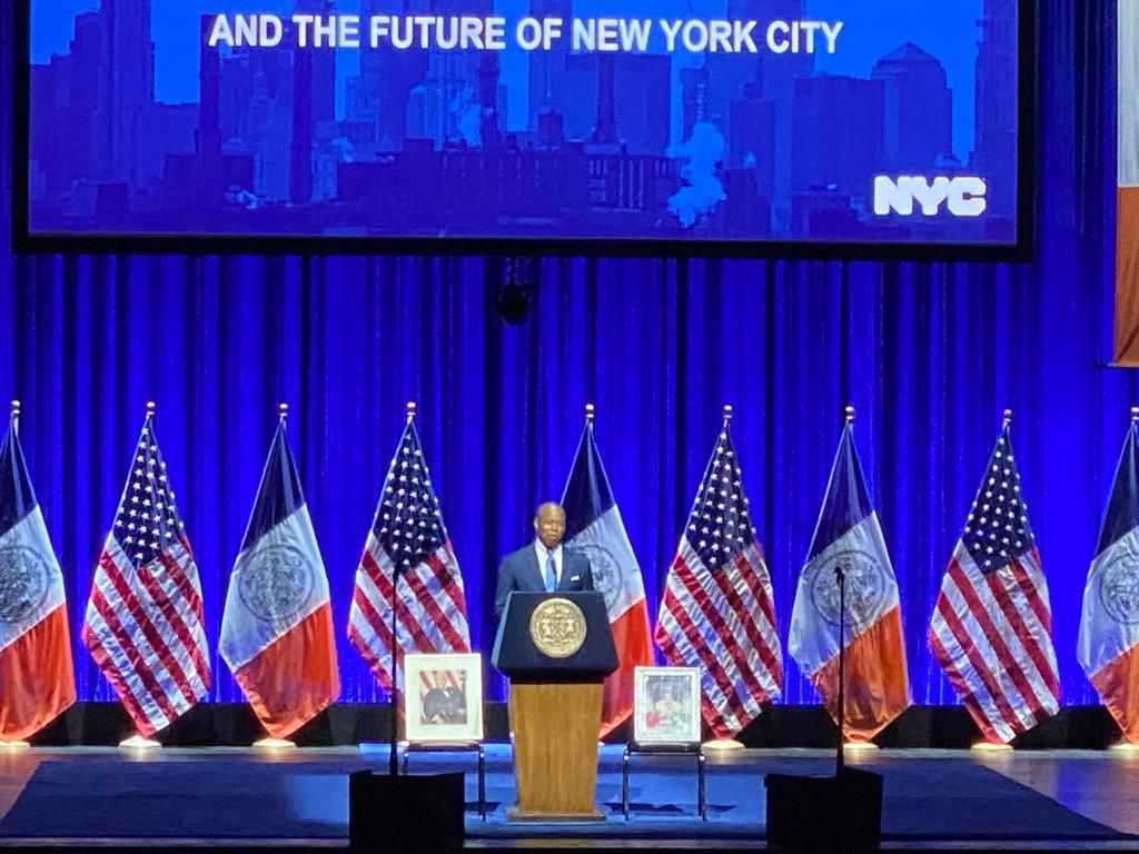 Alcalde Adams presenta presupuesto de $99,700 millones para NYC
