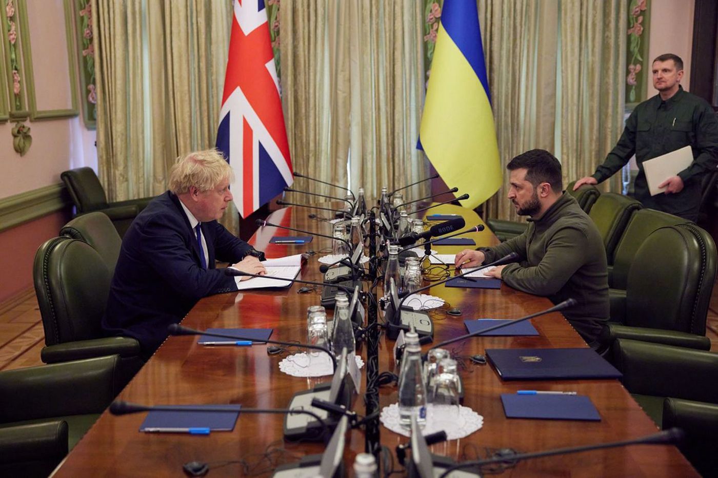 El primer ministro británico, Boris Johnson, se reune en Kiev con el presidente Zelensky