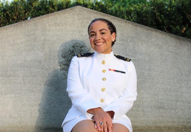 Karolina Toliver, primera dominicana graduada de la Academia Naval de EU