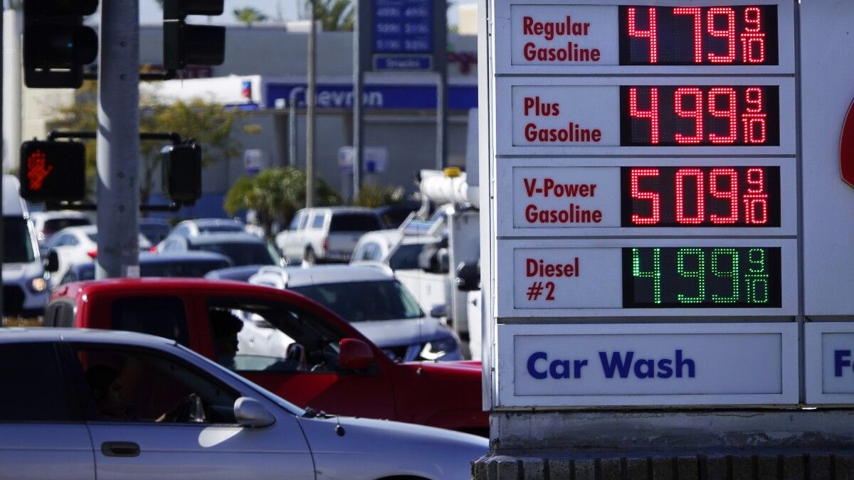 Nueva York suspende impuesto de 16 centavos a la gasolina para ayudar a combatir la inflación