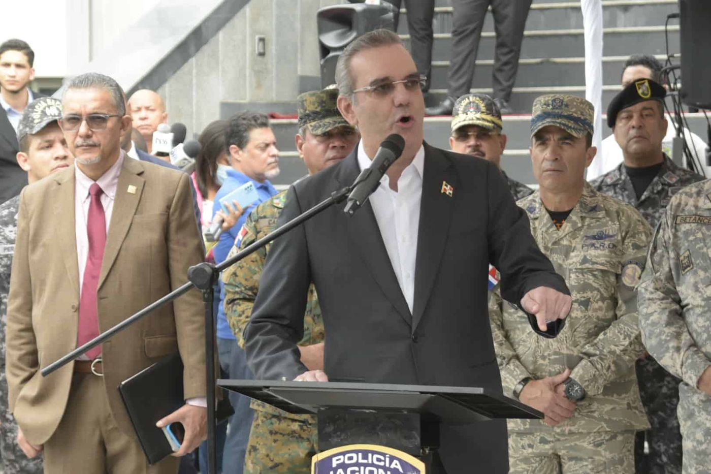 Abinader a los delincuentes: “Que se entreguen de manera pacífica”