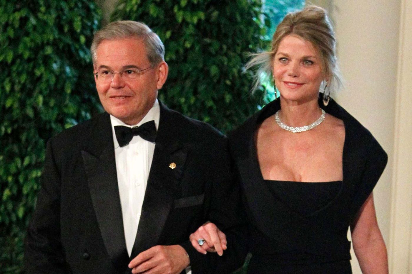 Senador Bob Menéndez y su esposa imputados por casos de sobornos