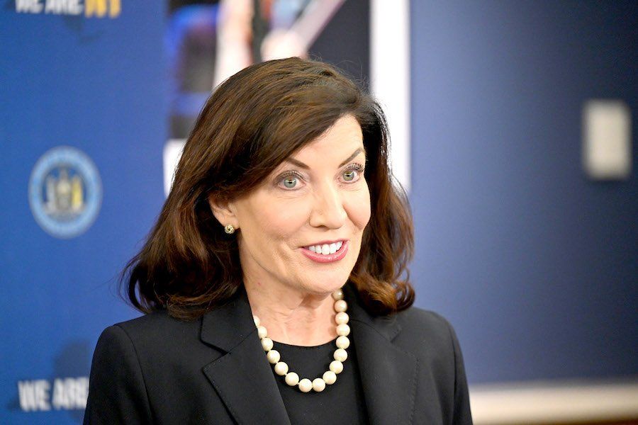 La Gobernadora Katty  Hochul otorgaria $2,400 millones de dólares a la Gran Manzana para encarar la crisis migratoria
