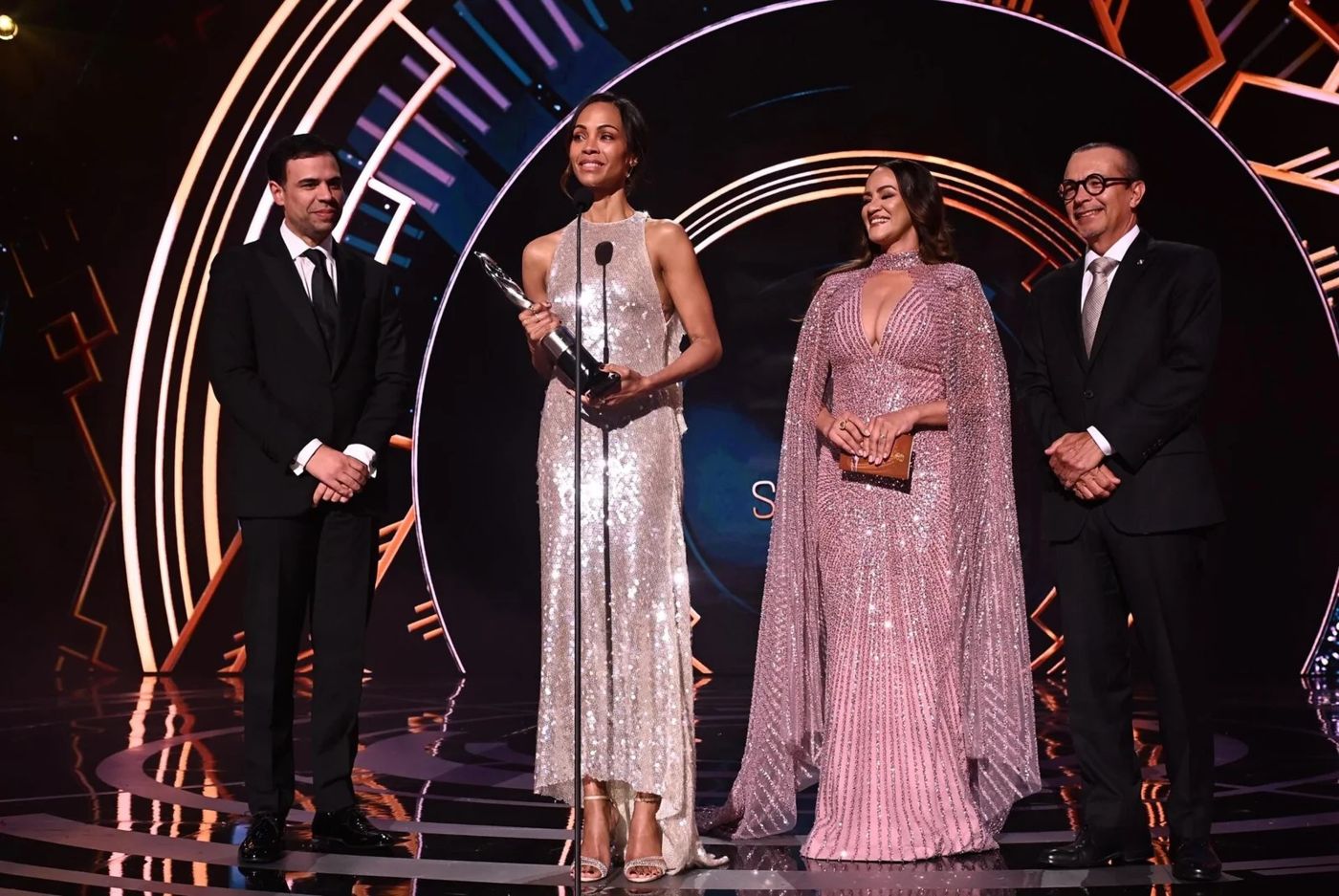“Zoe Saldaña hace historia y emociona al país con su Gran Soberano: ‘Mi corazón es y siempre será dominicano’”