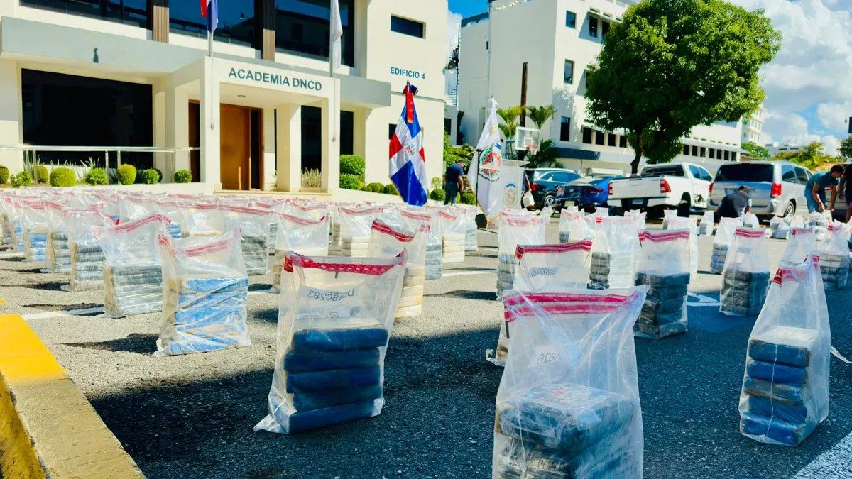 DNCD incauta más de una tonelada de presunta cocaína frente a Pedernales y detiene a tres colombianos