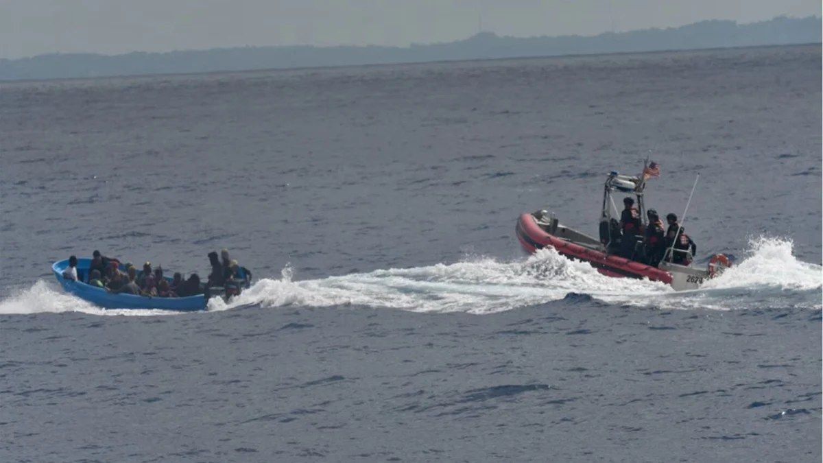 Puerto Rico: Guardia Costera repatría a 63 migrantes tras interceptar una yola sobrecargada en el Canal de la Mona