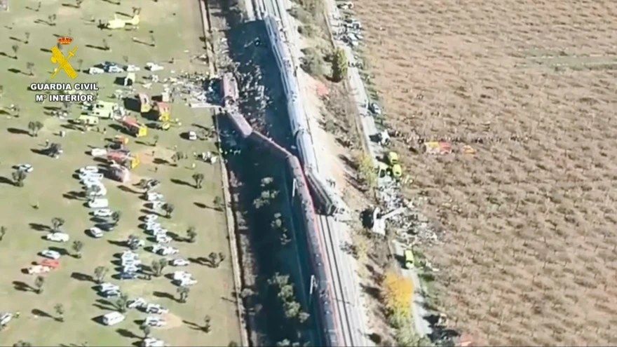 España: al menos 68 muertos al chocar dos trenes de alta velocidad en Toledo