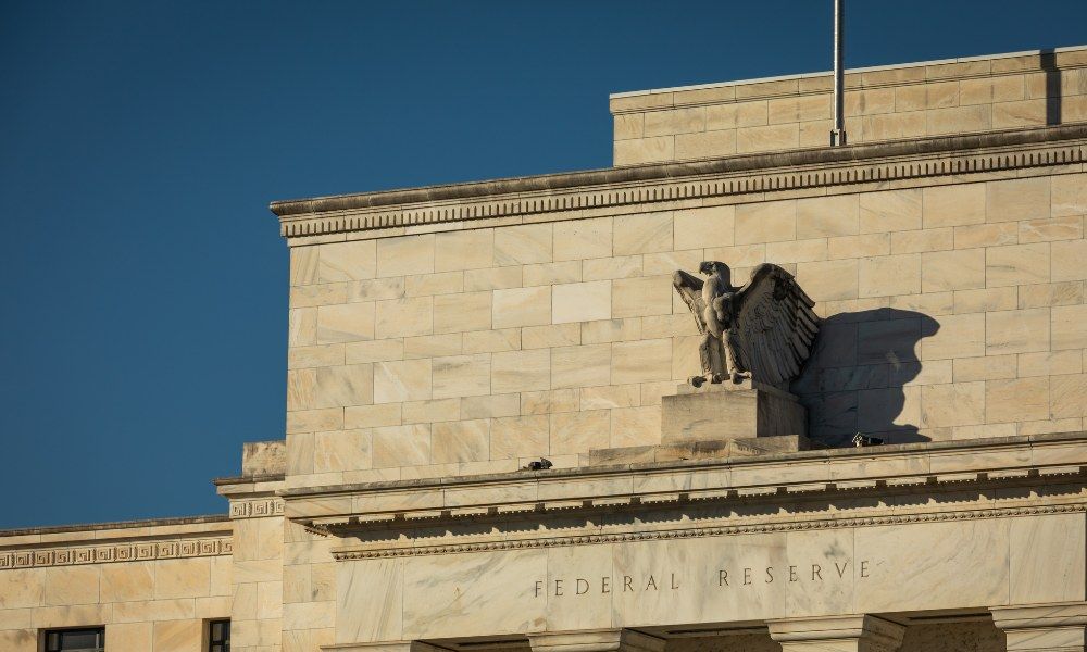 La Fed mantendría las tasas en octubre y las subiría en diciembre, según encuesta de Reuters