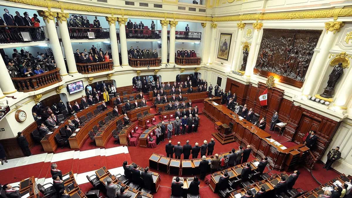 Perú: la Comisión de Constitución del Senado aprueba las facultades para el gobierno de Fujimori y el pleno decide este miércoles