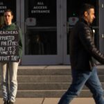 Juez federal ordena a Trump reincorporar a trabajadores transitorios despedidos